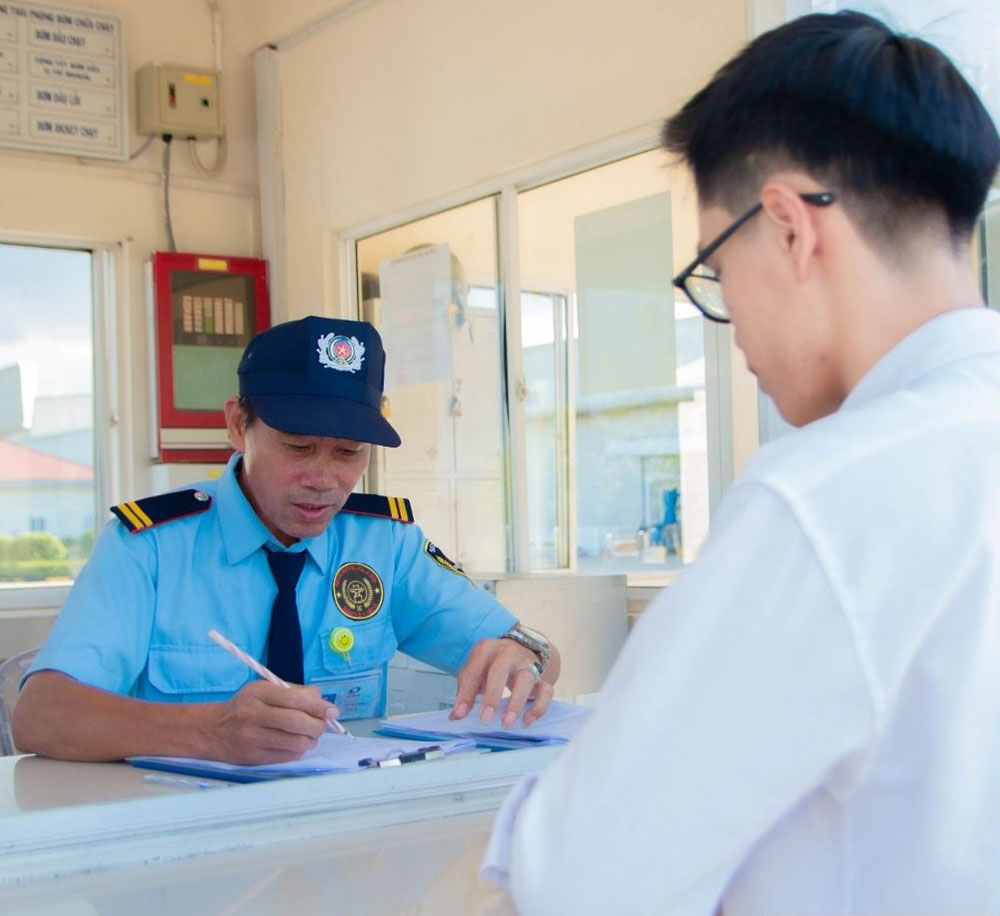 Vị trí bảo vệ cổng đăng ký thông tin cho khách dang-ky-thong-tin-cho-khach