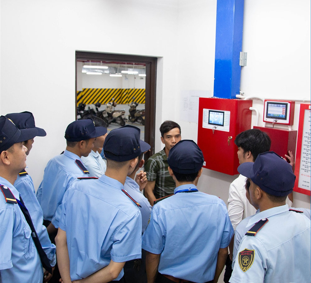 Nhân viên bảo vệ nghe hướng dẫn về hệ thống PCCC tại mục tiêu nghe-huong-dan-ve-he-thong-pccc-tai-muc-tieu