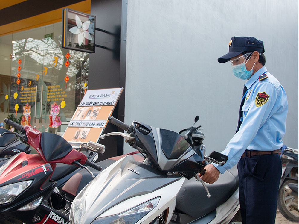 nhan-vien-bao-ve-ho-tro-khac-dat-xe-trong-xe