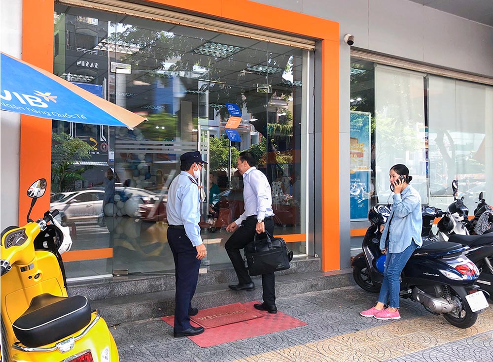 nhan-vien-bao-ve-ho-tro-mo-cua-cho-khach