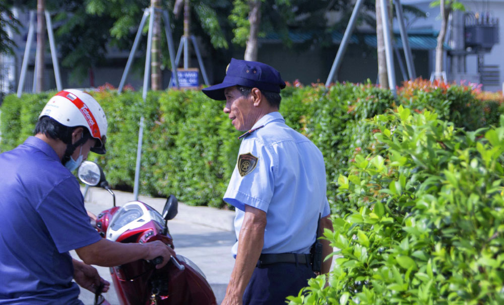 nhan-vien-bao-ve-ho-tro-trong-coi-xe-cho-khach