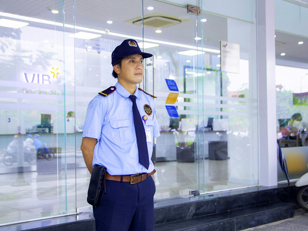 nhan-vien-bao-ve-ngan-hang-chuyen-nghiep