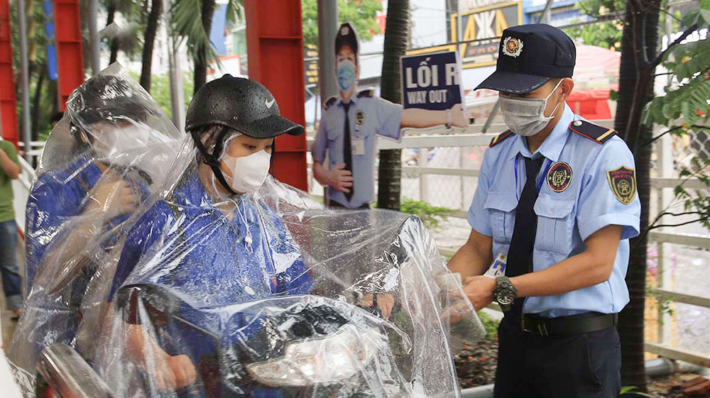 nhan-vien-bao-ve-phat-ve-xe-cho-khach