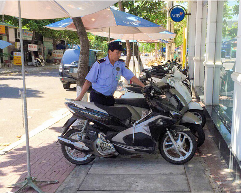 nhan-vien-bao-ve-sap-xep-xe