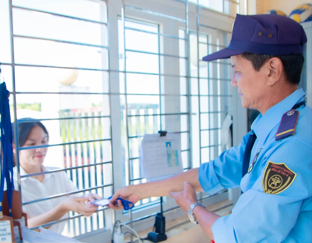 nhan-vien-bao-ve-dang-ky-va-phat-the-khach