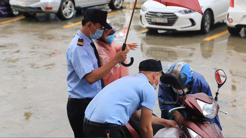 Nhân viên bảo vệ hỗ trợ cho khách hàng nhan-vien-bao-ve-ho-tro-cho-khach-hang