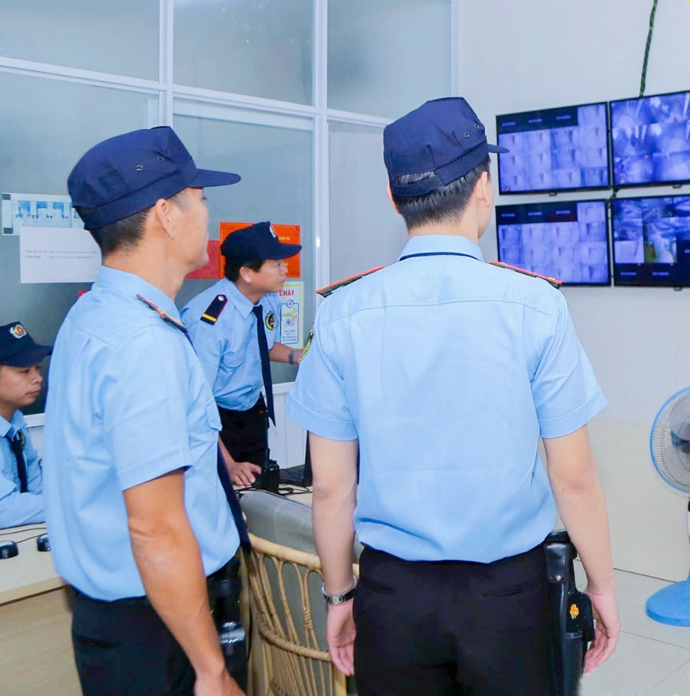 nhan-vien-bao-ve-kiem-tra-he-thong-camera-an-ninh