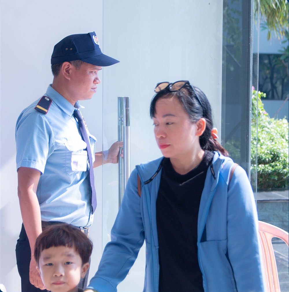 Nhân viên bảo vệ mở cửa hướng dẫn cho khách nhan-vien-bao-ve-mo-cua-huong-dan-cho-khach
