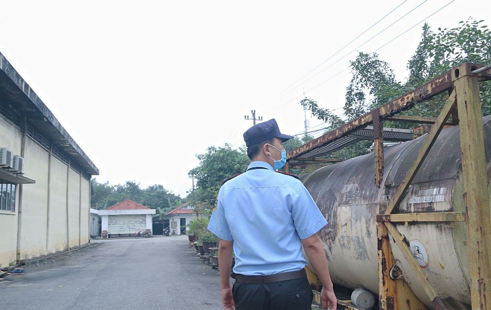 Nhân viên bảo vệ tuần tra an ninh quanh khu vực nhà máy nhan-vien-bao-ve-thuc-hien-nhiem-vu-tuan-tra