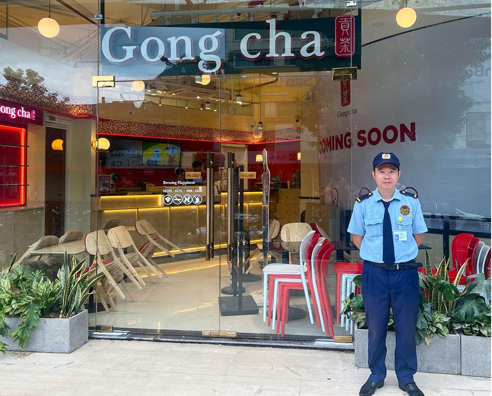 Nhân viên bảo vệ cửa hàng nhan-vien-bao-ve-truc-vi-tri-cua