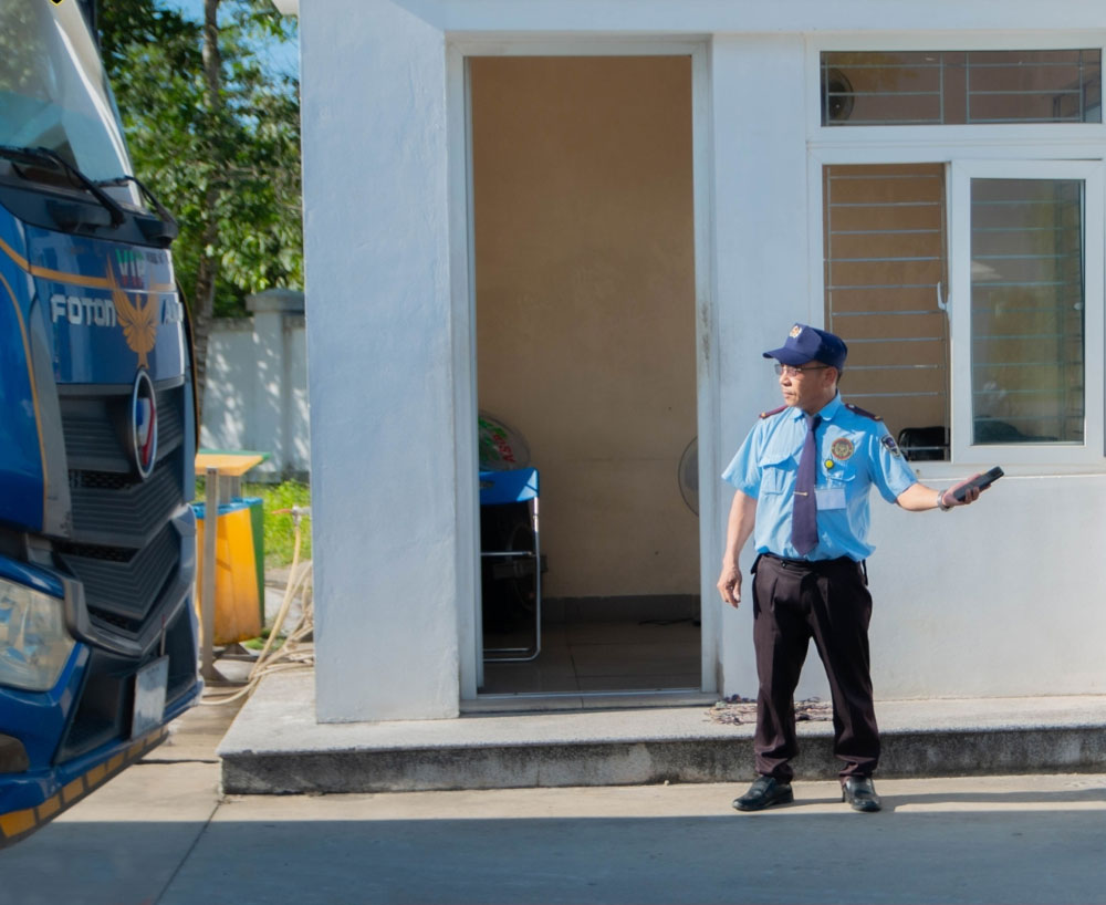 Nhân viên bảo vệ tại vị trí cổng nhà máy nhan-vien-bao-ve-vi-tri-cong