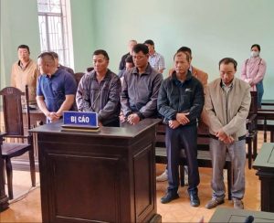 cac-nhan-vien-bao-ve-an-hoi-lo-bi-lanh-an.