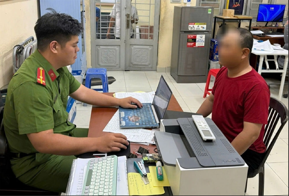 Công an phường Hiệp Bình làm việc với ông N.V.C. nhan-vien-bao-ve-bi-trieu-tap